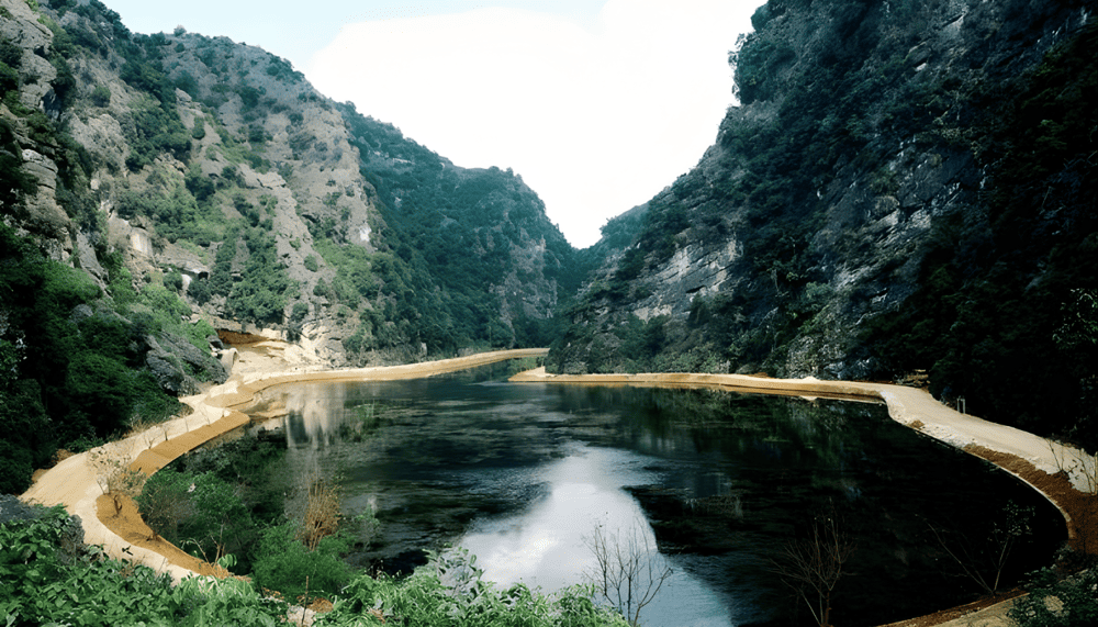 Am Tien Cave is poetically called the "valley of broken hearts" of the ancient capital
